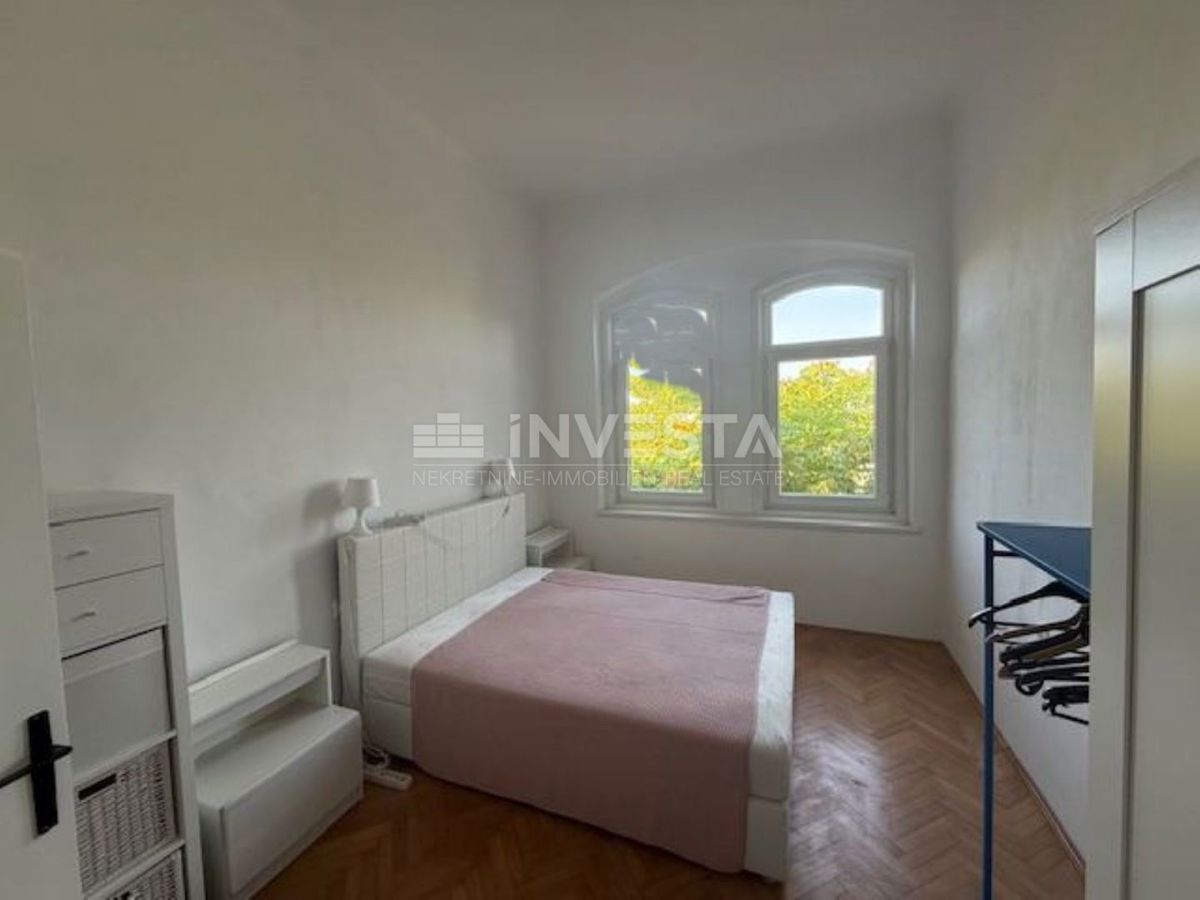 Pula, veliko stanovanje blizu centra s parkiriščem