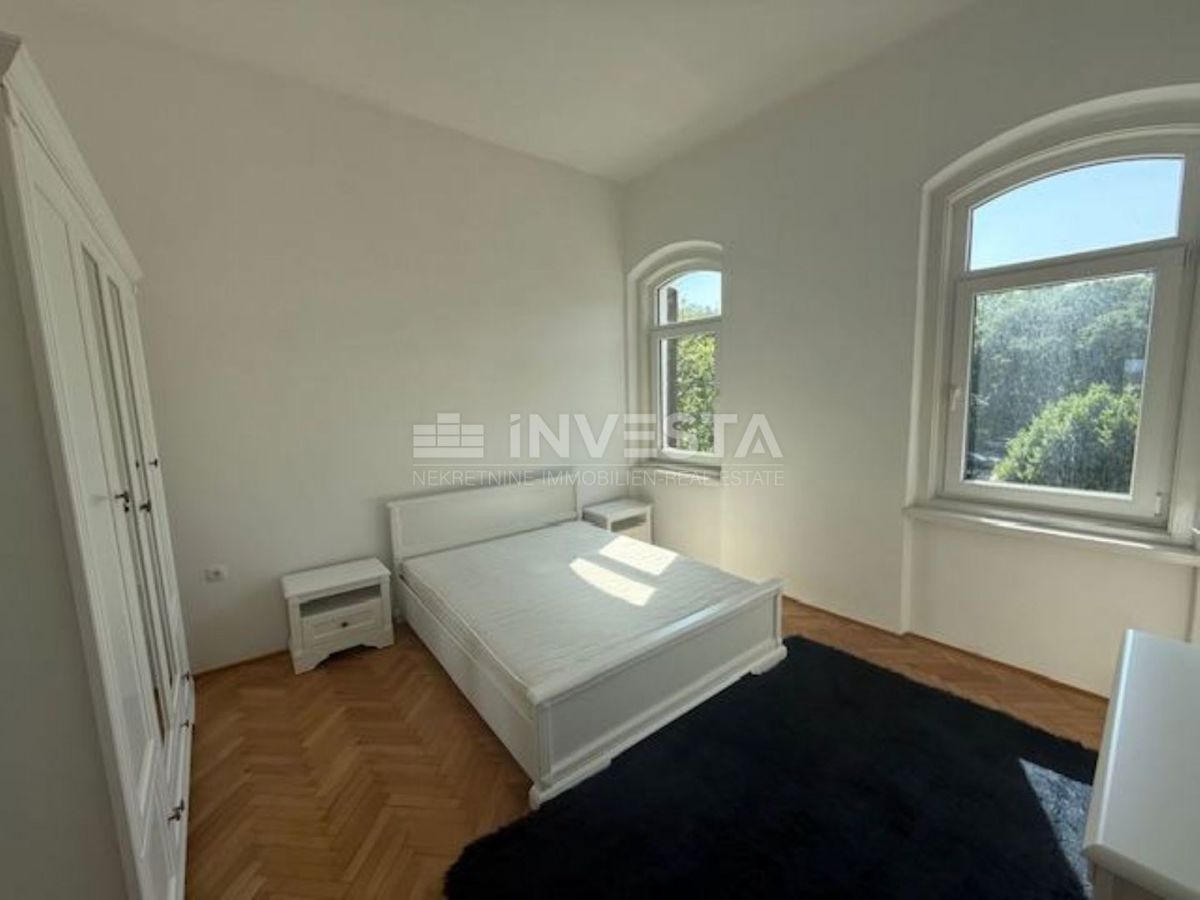 Pula, veliko stanovanje blizu centra s parkiriščem