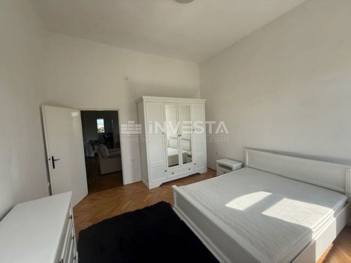Pula, veliko stanovanje blizu centra s parkiriščem