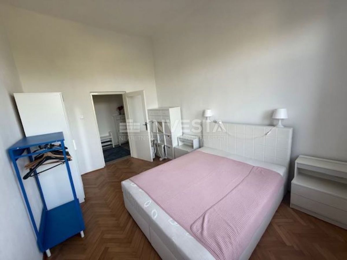 Pula, veliko stanovanje blizu centra s parkiriščem
