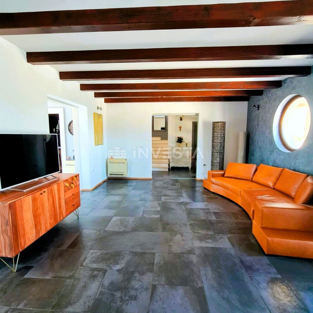 Moderna samostojna vila z bazenom, 1800 m² zemljišča