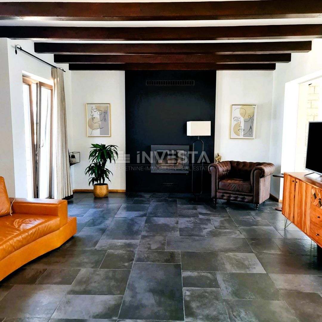 Moderna samostojna vila z bazenom, 1800 m² zemljišča