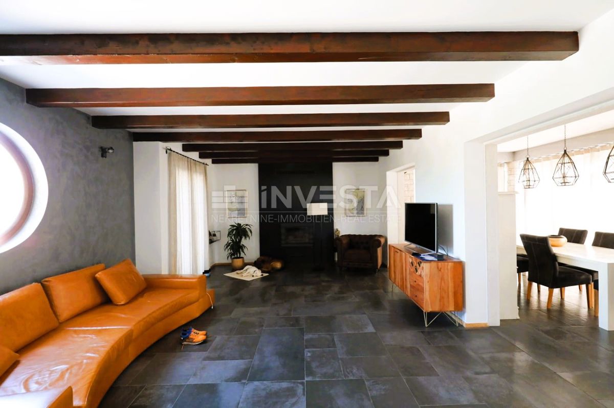 Moderna samostojna vila z bazenom, 1800 m² zemljišča