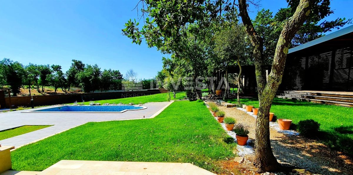 Moderna samostojna vila z bazenom, 1800 m² zemljišča