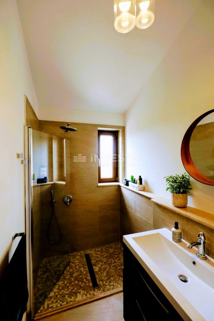 Moderna samostojna vila z bazenom, 1800 m² zemljišča