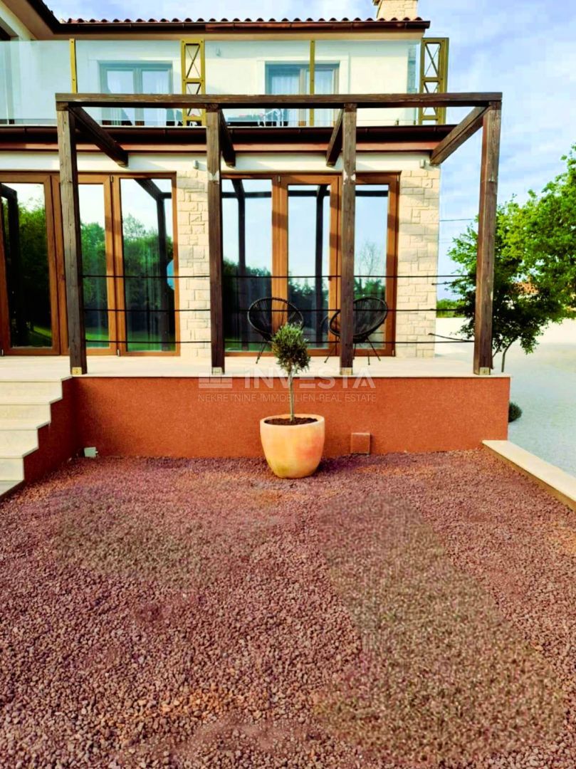 Moderna samostojna vila z bazenom, 1800 m² zemljišča