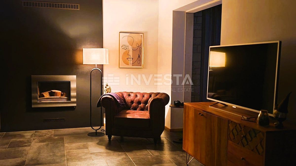 Moderna samostojna vila z bazenom, 1800 m² zemljišča