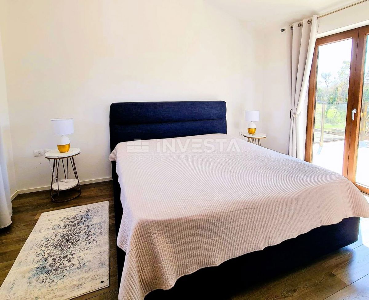 Moderna samostojna vila z bazenom, 1800 m² zemljišča