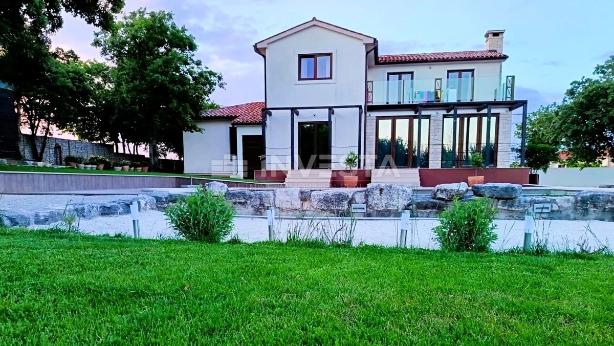 Moderna samostojna vila z bazenom, 1800 m² zemljišča