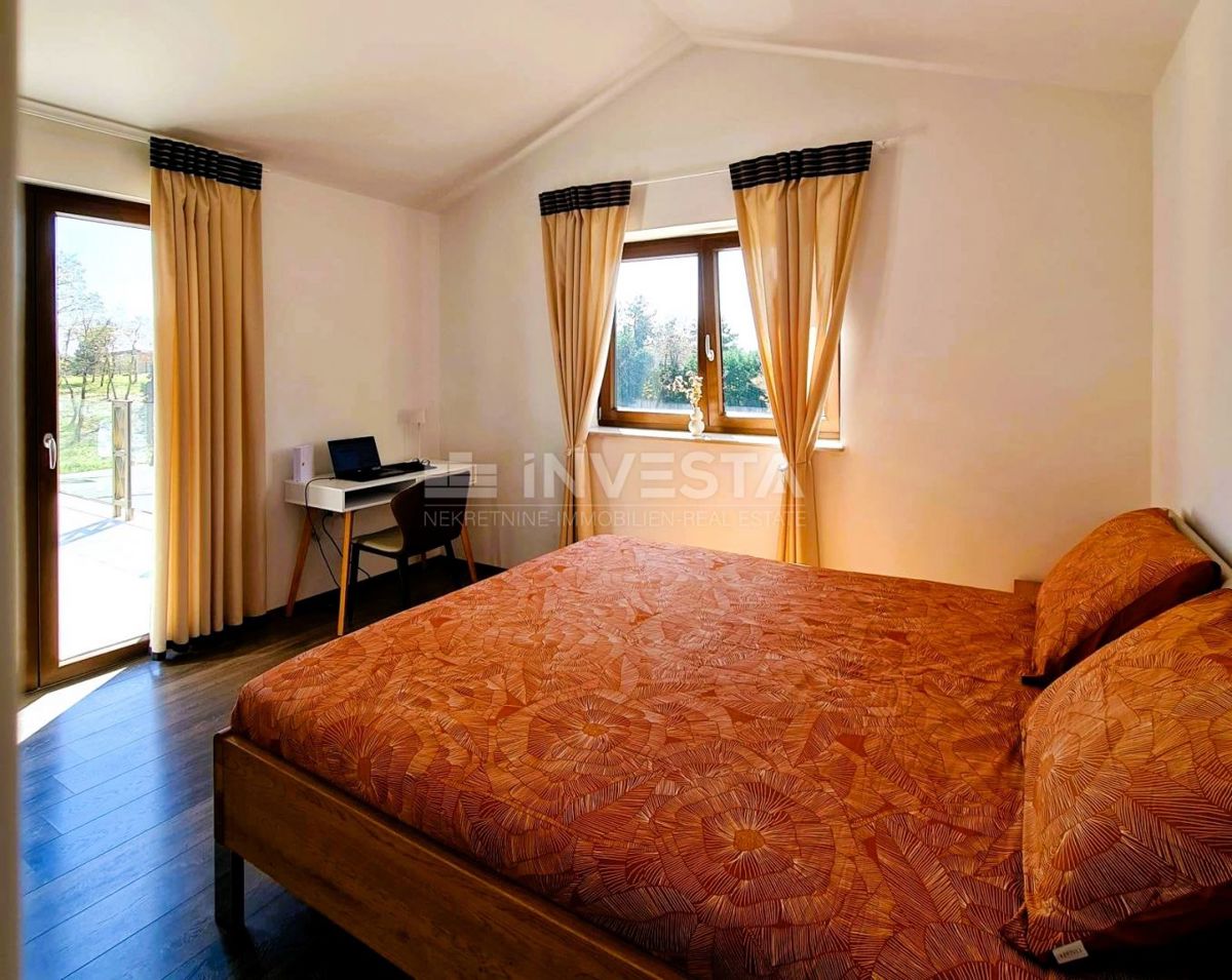 Moderna samostojna vila z bazenom, 1800 m² zemljišča