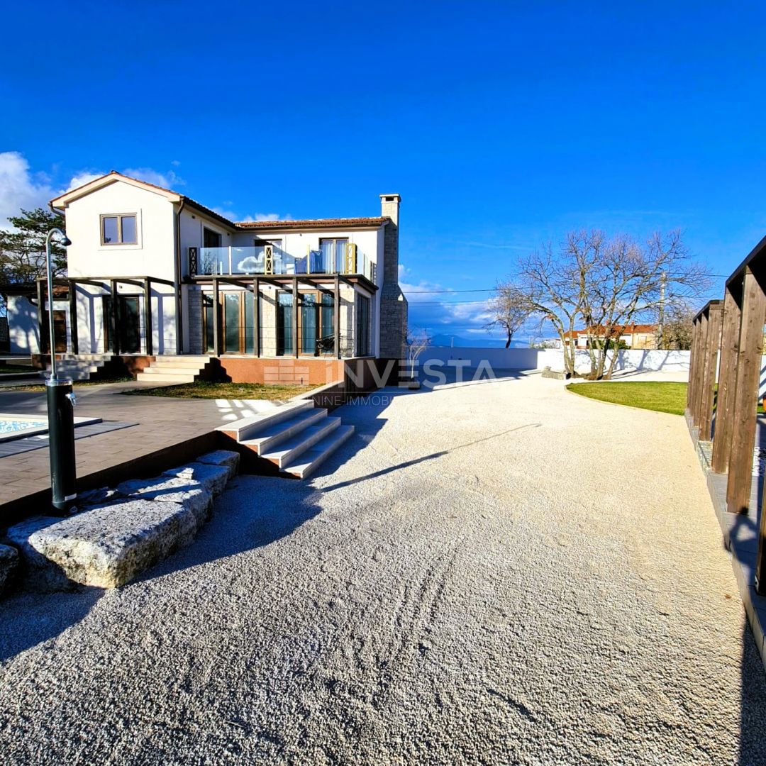 Moderna samostojna vila z bazenom, 1800 m² zemljišča