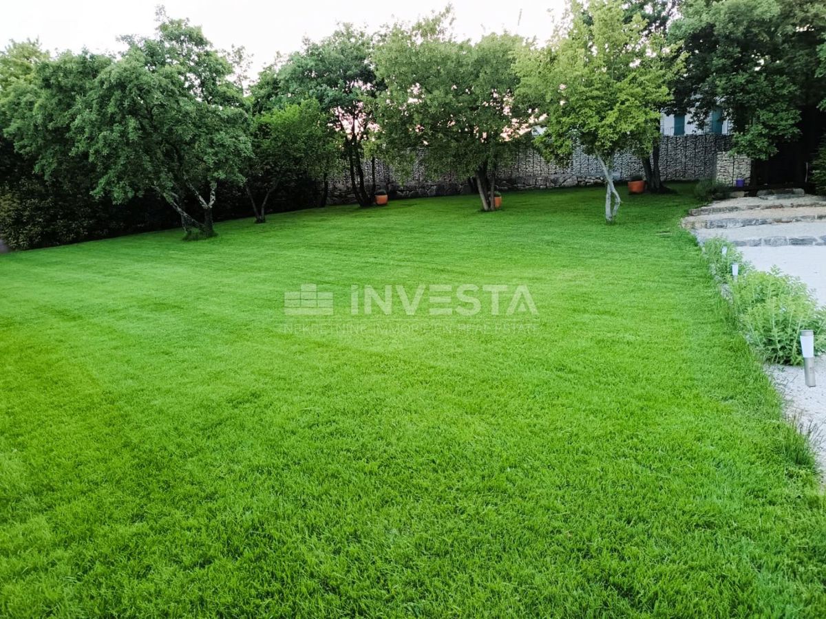 Moderna samostojna vila z bazenom, 1800 m² zemljišča