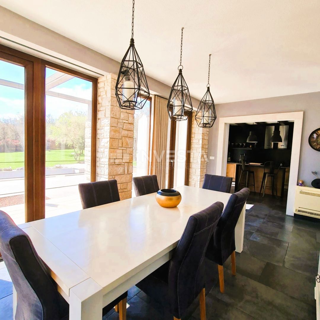 Moderna samostojna vila z bazenom, 1800 m² zemljišča