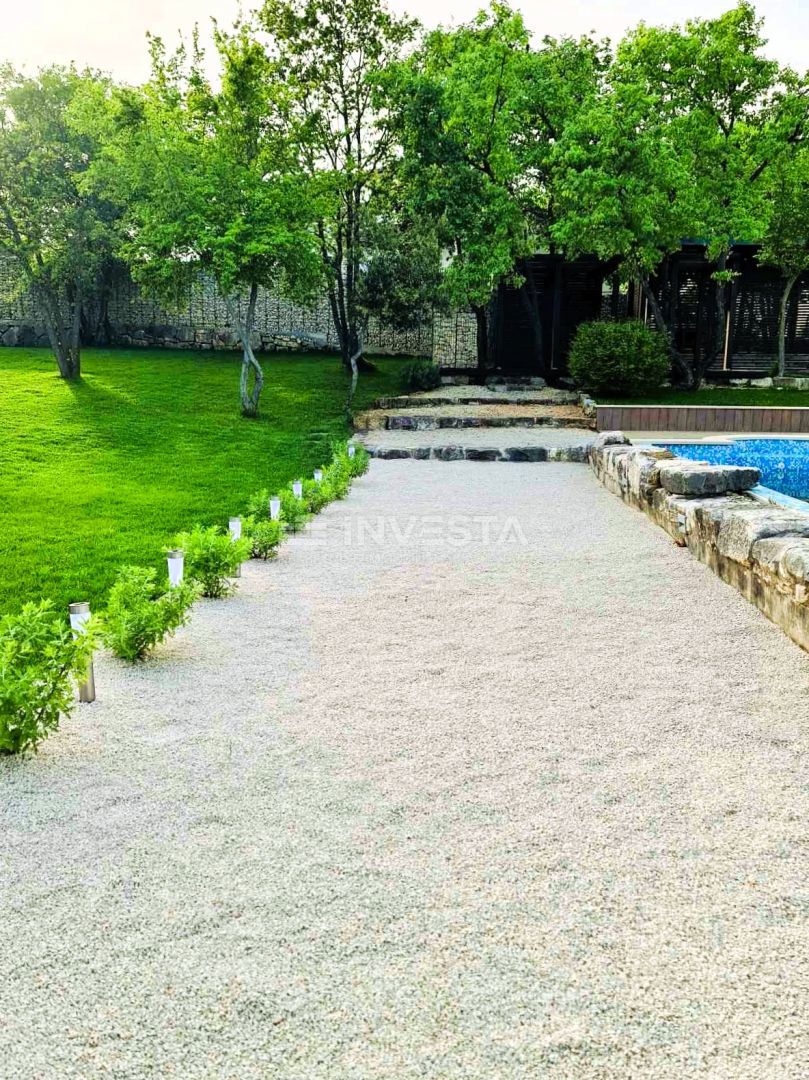 Moderna samostojna vila z bazenom, 1800 m² zemljišča