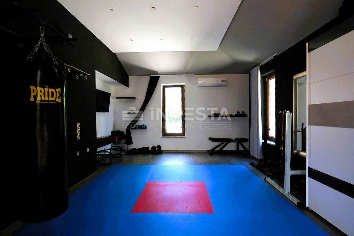 Moderna samostojna vila z bazenom, 1800 m² zemljišča