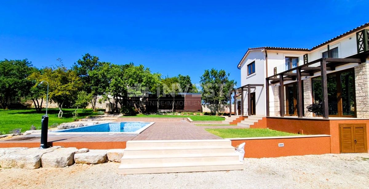 Moderna samostojna vila z bazenom, 1800 m² zemljišča