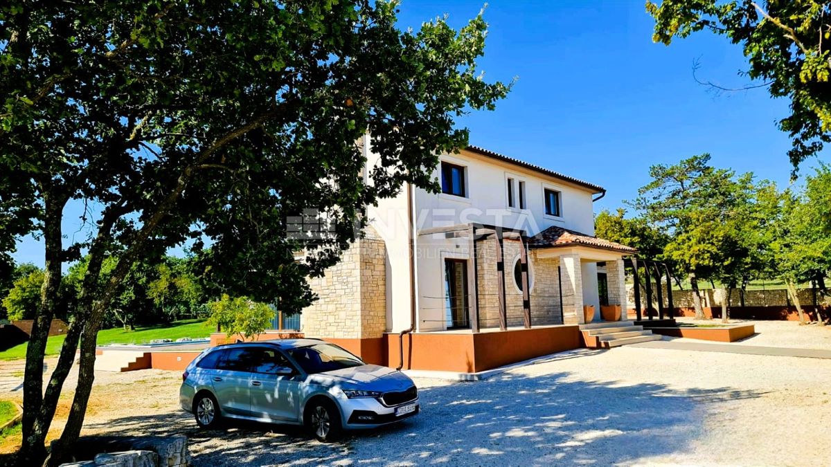 Moderna samostojna vila z bazenom, 1800 m² zemljišča