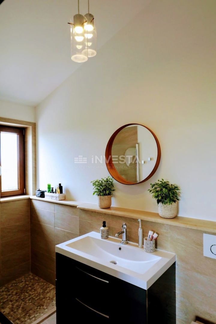 Moderna samostojna vila z bazenom, 1800 m² zemljišča