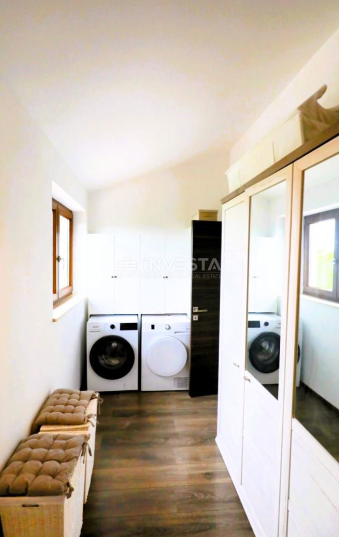 Moderna samostojna vila z bazenom, 1800 m² zemljišča
