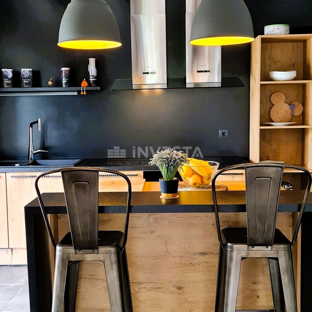 Moderna samostojna vila z bazenom, 1800 m² zemljišča