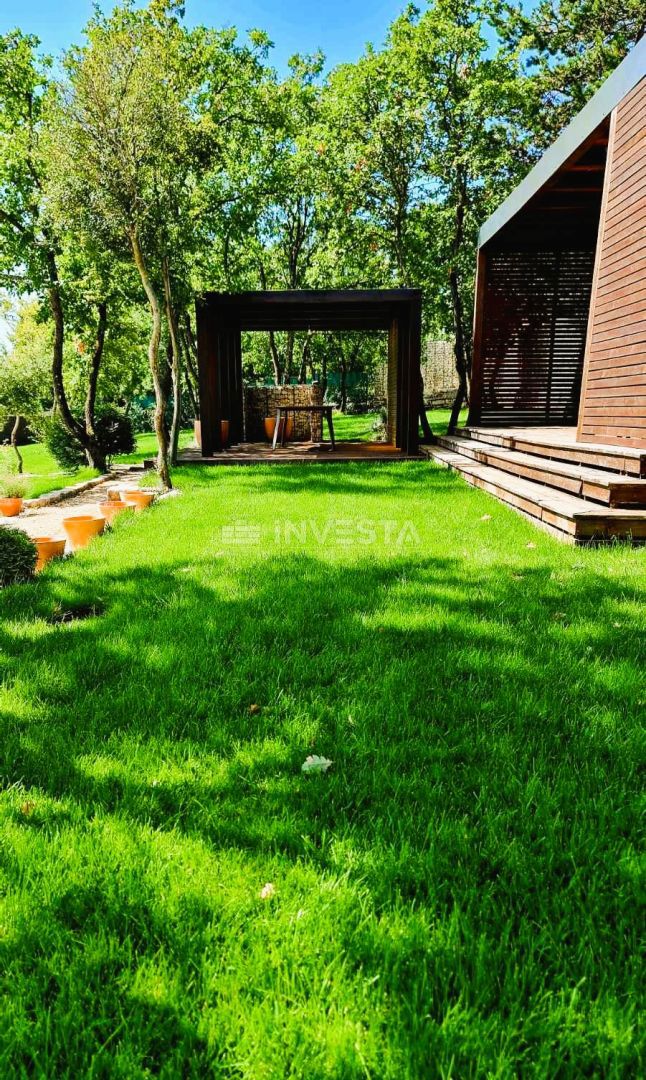 Moderna samostojna vila z bazenom, 1800 m² zemljišča