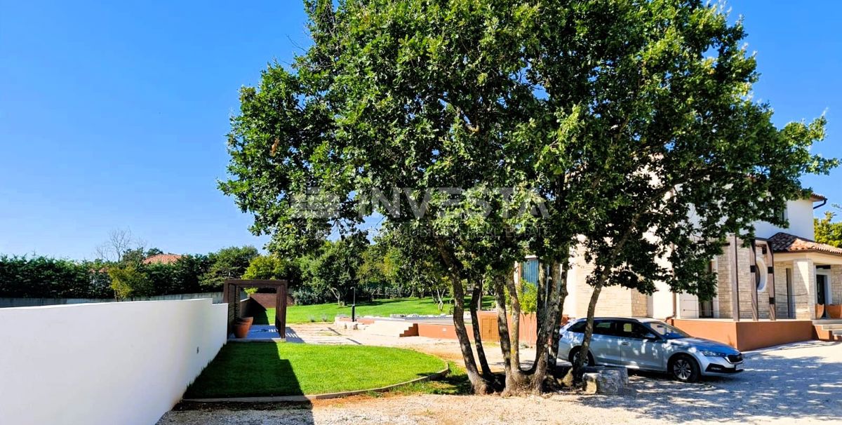 Moderna samostojna vila z bazenom, 1800 m² zemljišča
