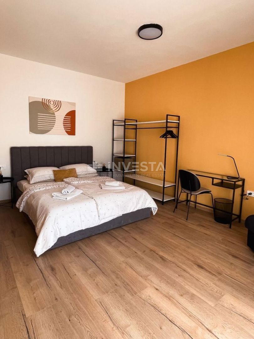 Na novo zgrajena vila z bazenom, 200 m od morja