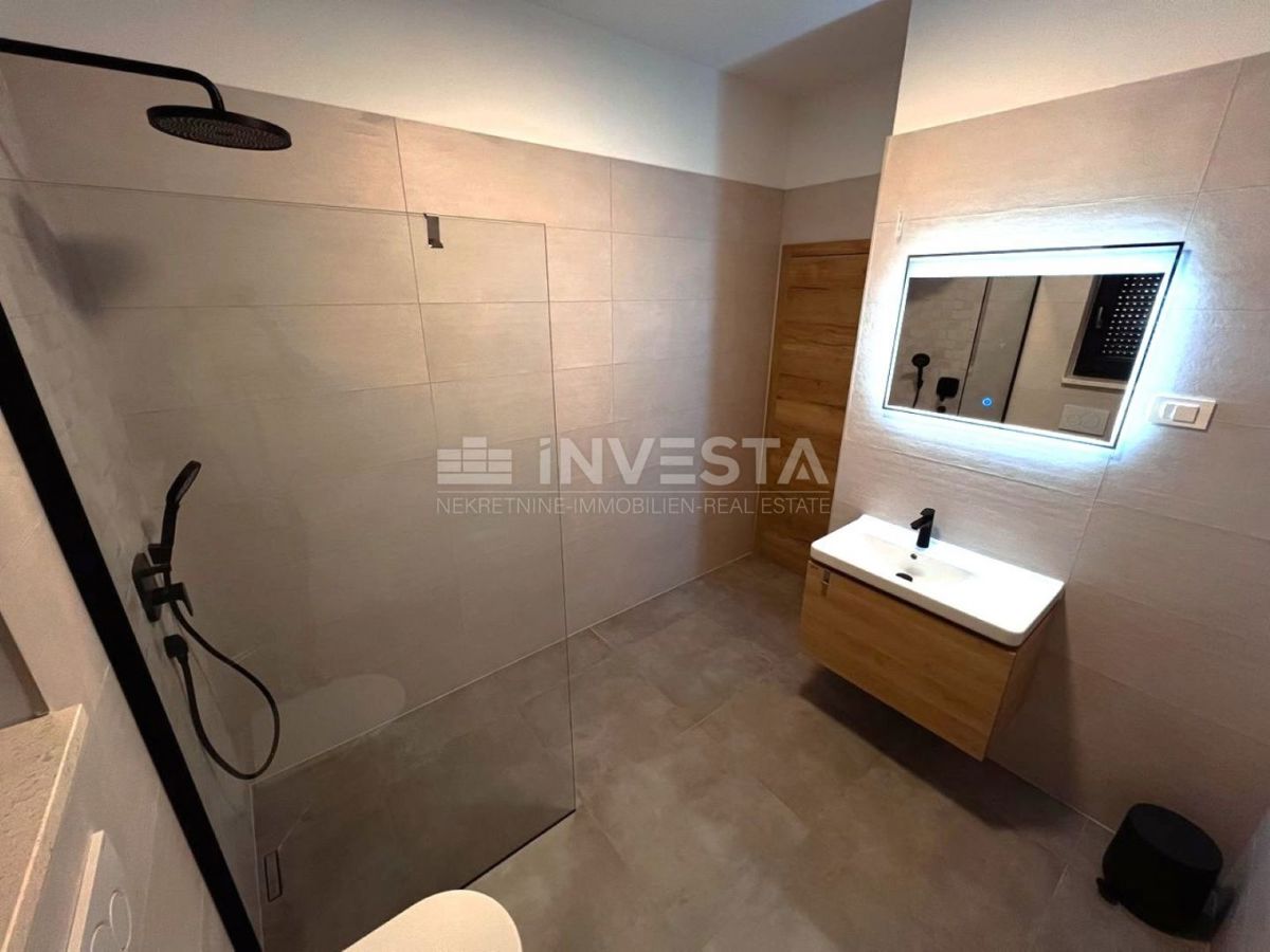 Na novo zgrajena vila z bazenom, 200 m od morja