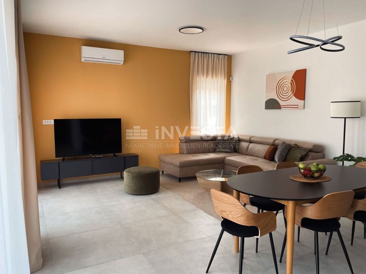 Na novo zgrajena vila z bazenom, 200 m od morja