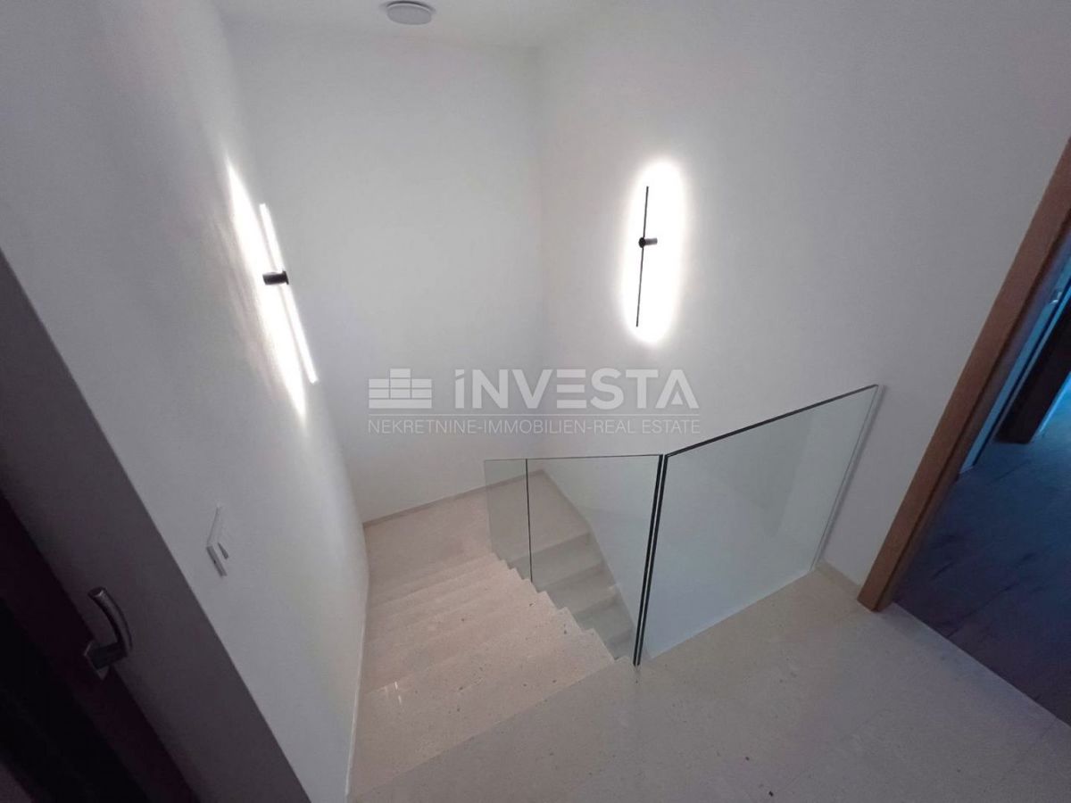 Na novo zgrajena vila z bazenom, 200 m od morja