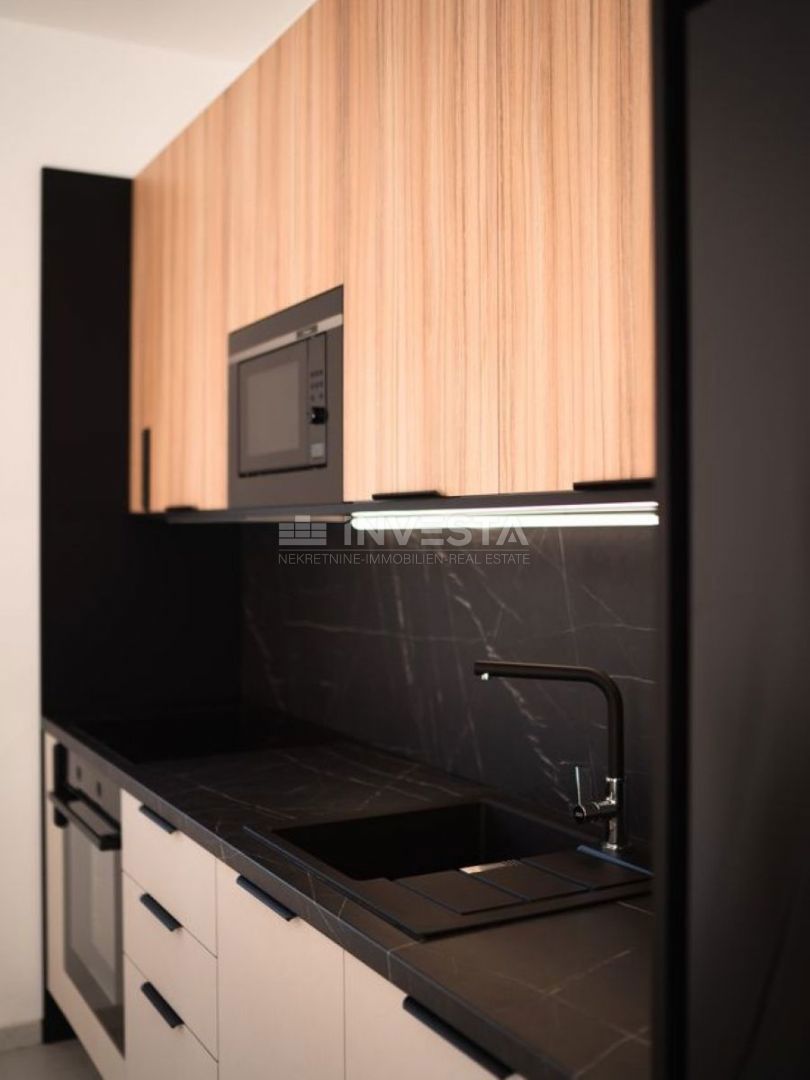 Na novo zgrajena vila z bazenom, 200 m od morja