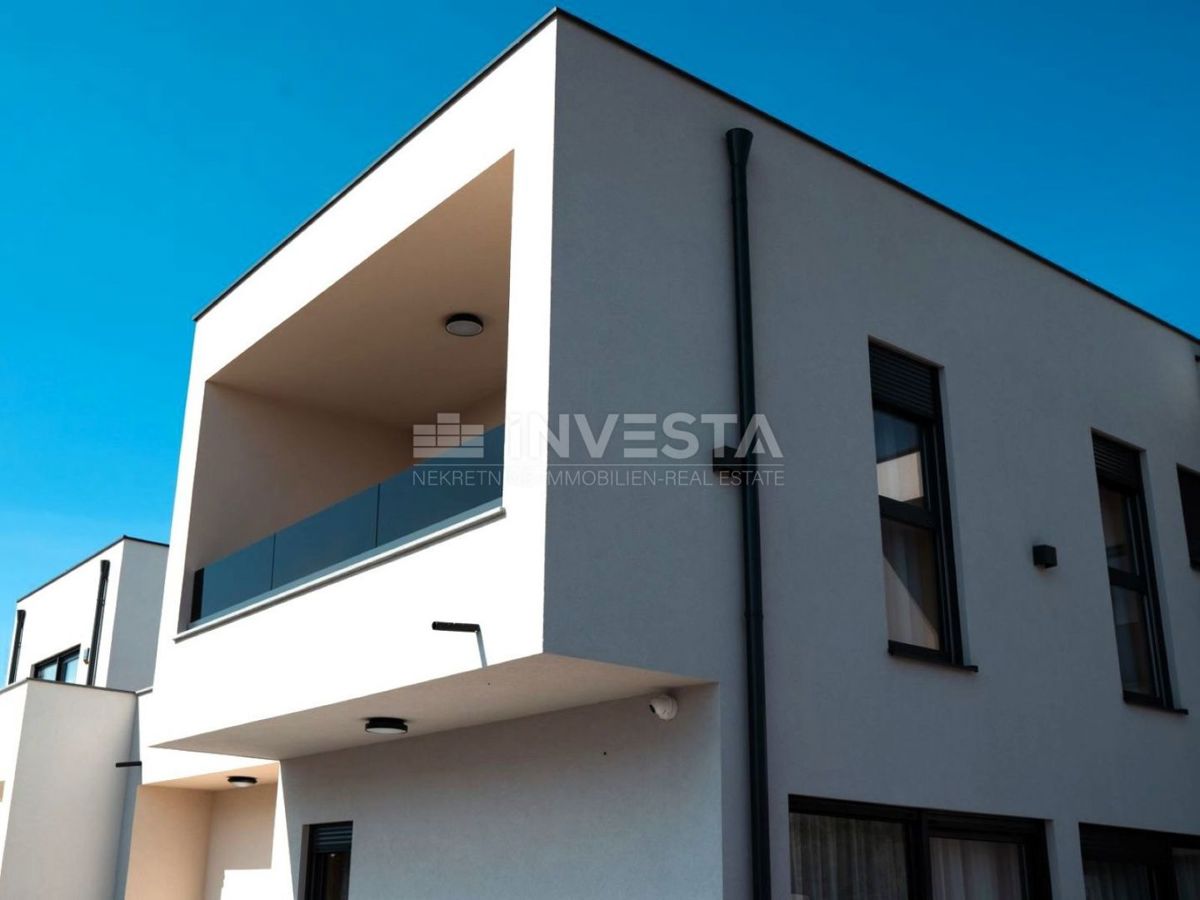 Na novo zgrajena vila z bazenom, 200 m od morja