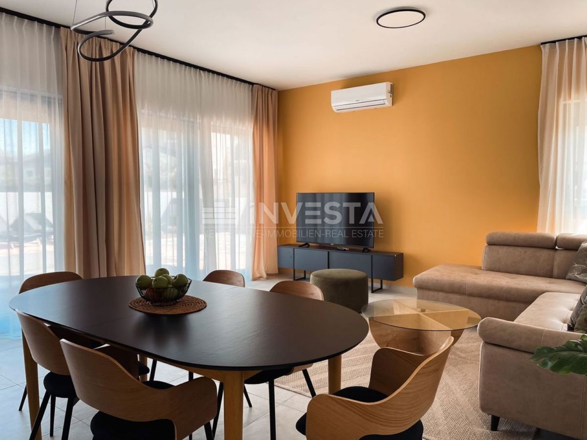 Na novo zgrajena vila z bazenom, 200 m od morja