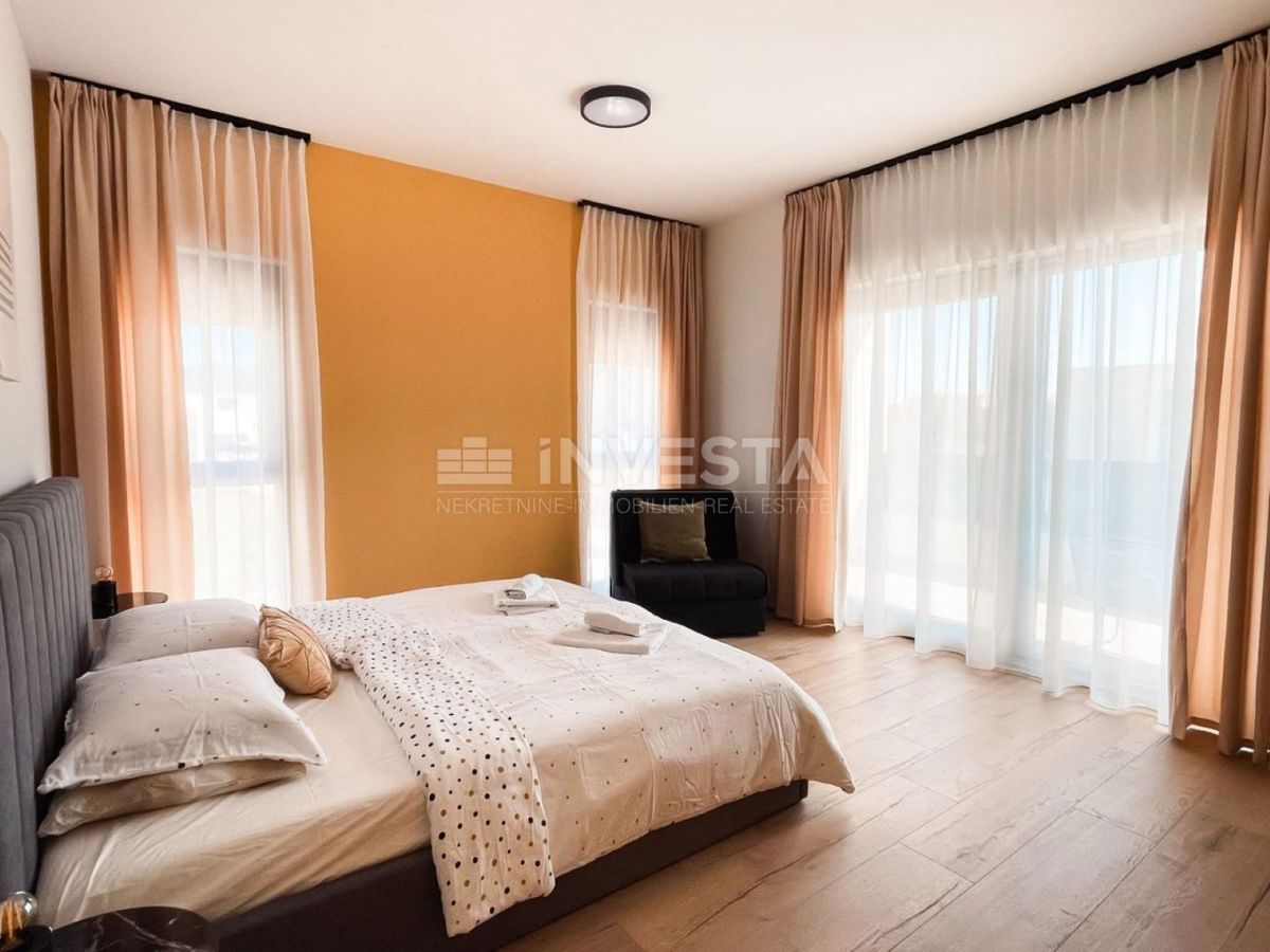 Na novo zgrajena vila z bazenom, 200 m od morja