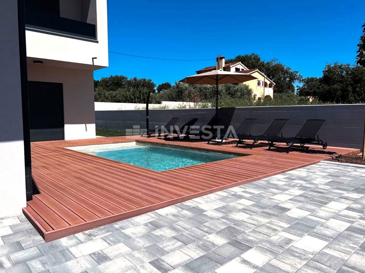 Na novo zgrajena vila z bazenom, 200 m od morja