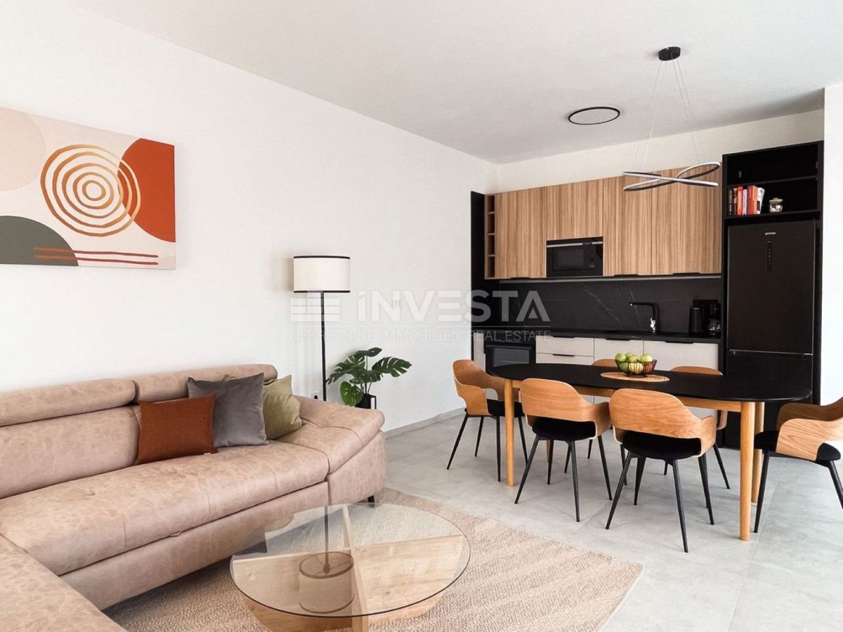Na novo zgrajena vila z bazenom, 200 m od morja