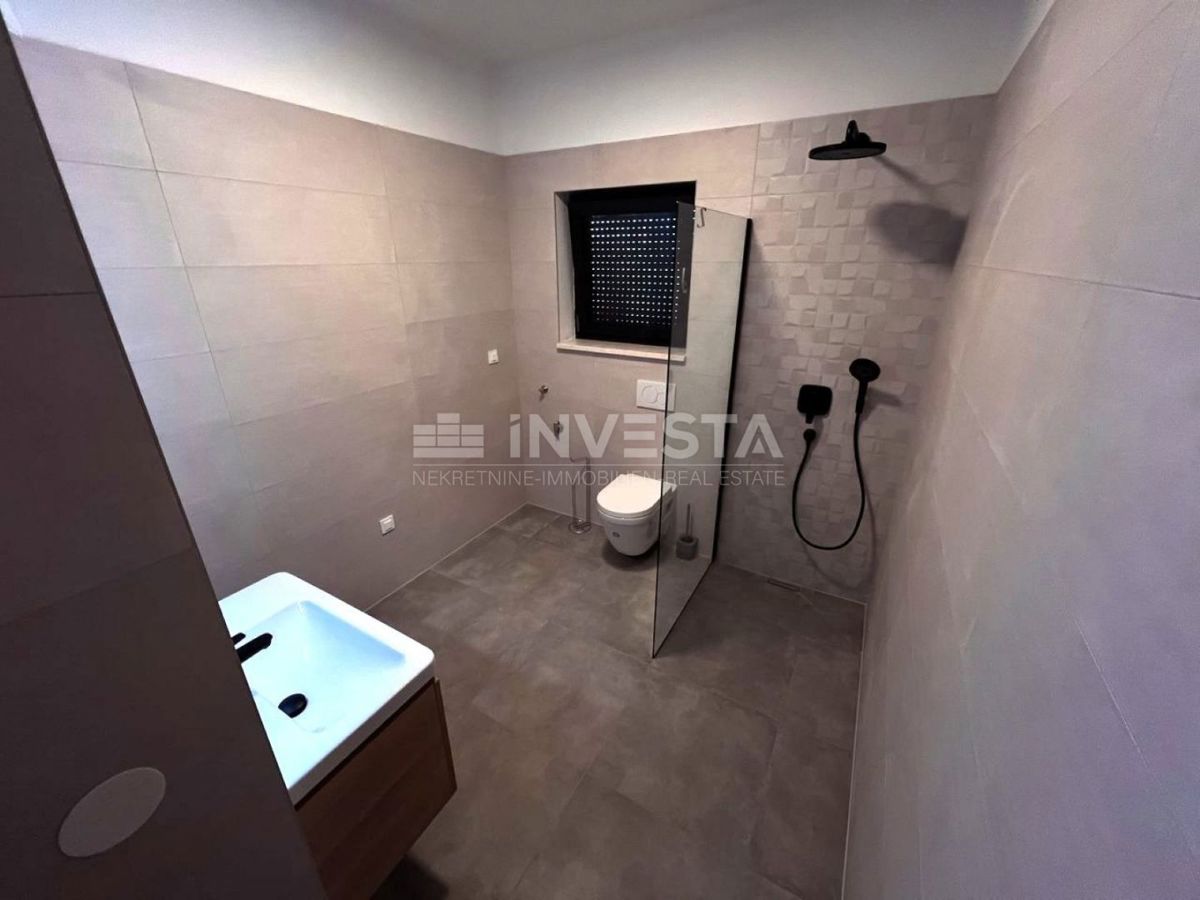 Na novo zgrajena vila z bazenom, 200 m od morja