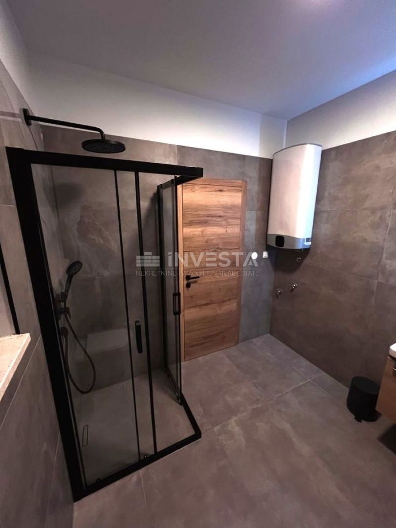 Na novo zgrajena vila z bazenom, 200 m od morja
