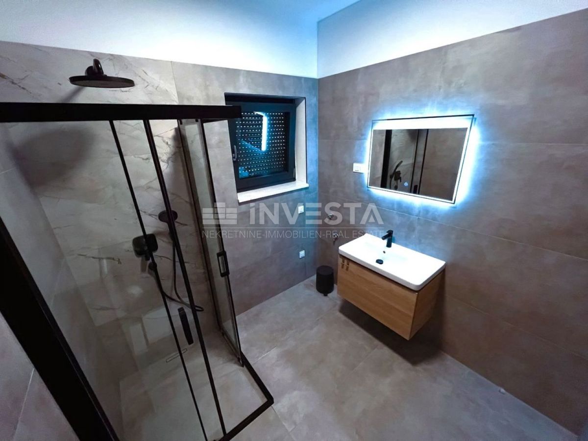 Na novo zgrajena vila z bazenom, 200 m od morja