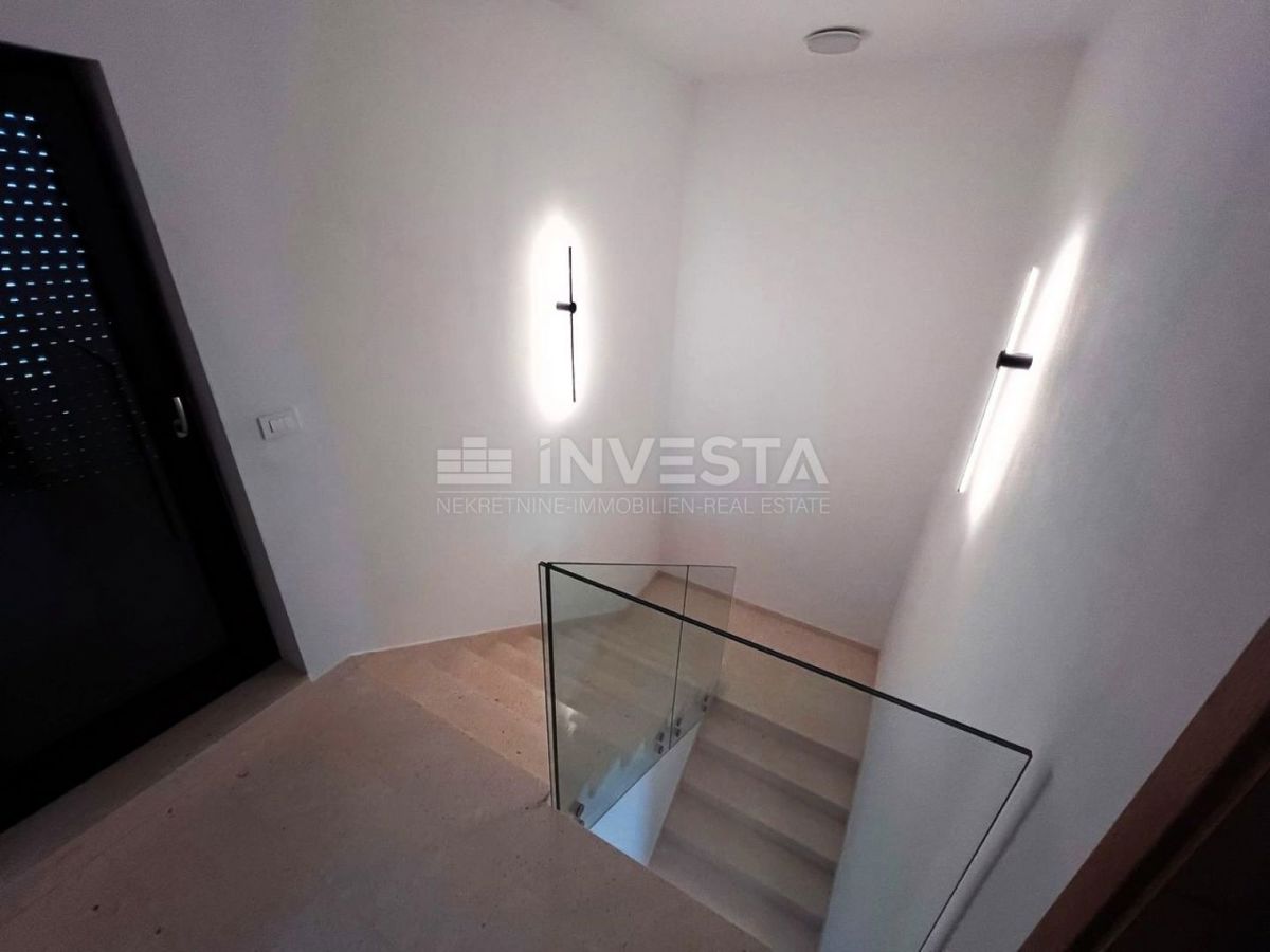 Na novo zgrajena vila z bazenom, 200 m od morja