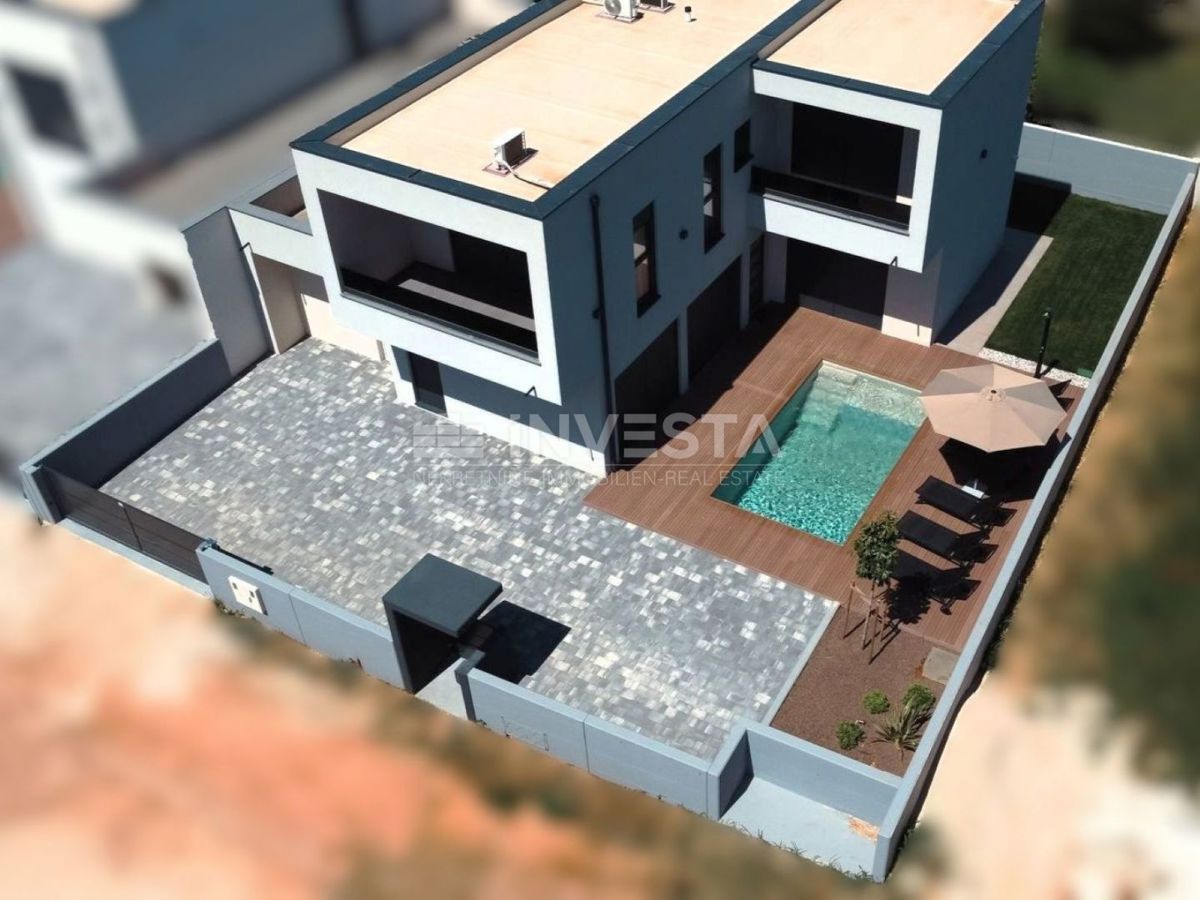 Na novo zgrajena vila z bazenom, 200 m od morja
