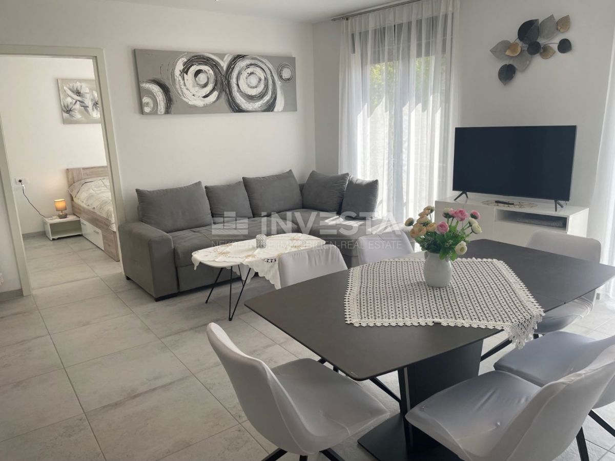 Pulj center, novo opremljeno stanovanje v 2. nadstropju, 2 spalnici, balkon