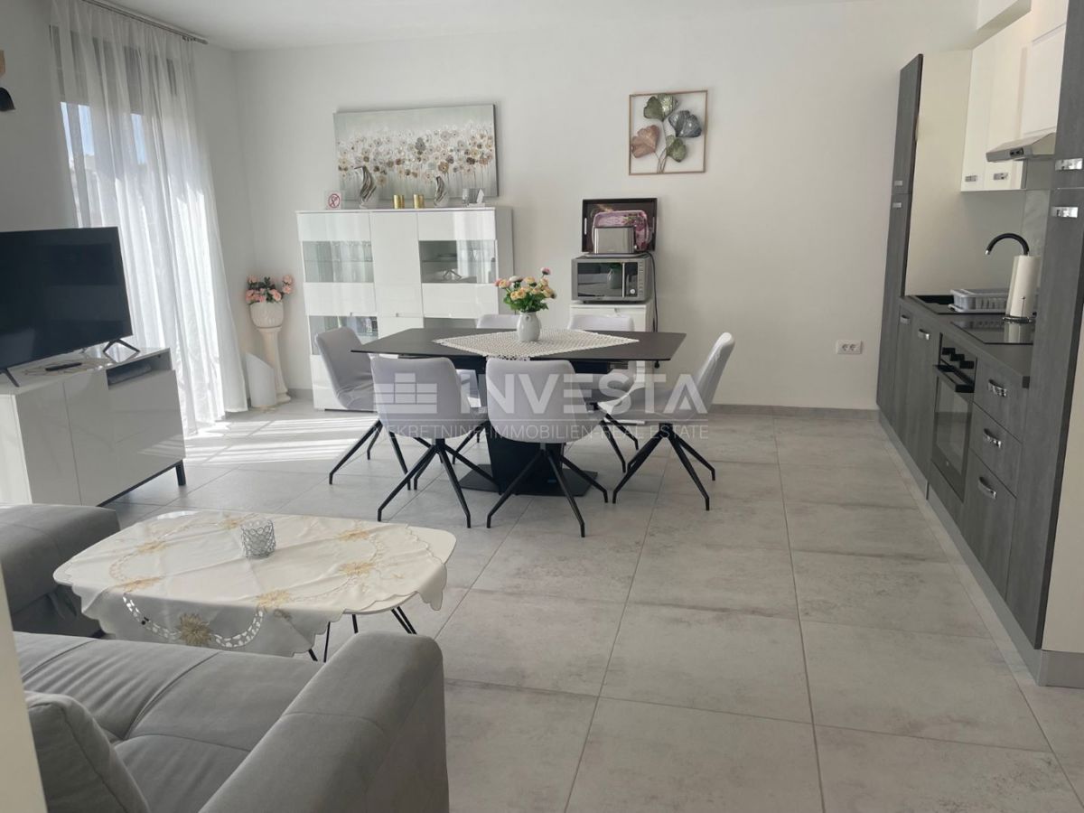 Pulj center, novo opremljeno stanovanje v 2. nadstropju, 2 spalnici, balkon