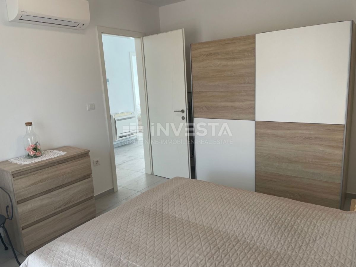 Pulj center, novo opremljeno stanovanje v 2. nadstropju, 2 spalnici, balkon