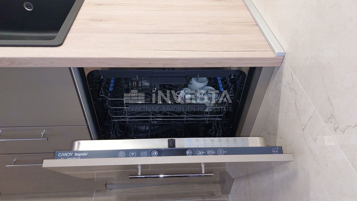 Popolnoma prenovljeno stanovanje v Červar Poratu