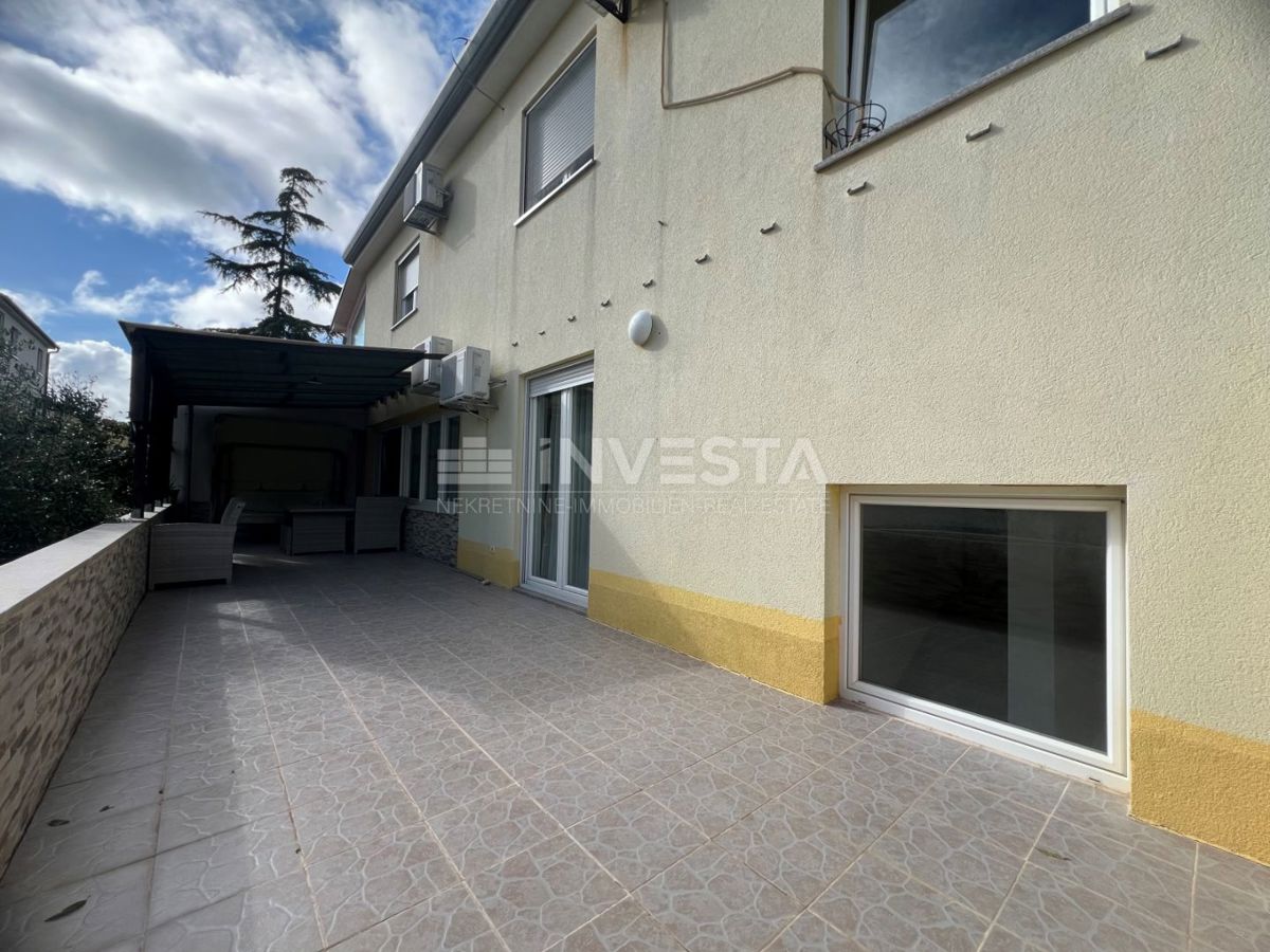 Pula, Gregovica stan 95m², pritličje, pokrita terasa