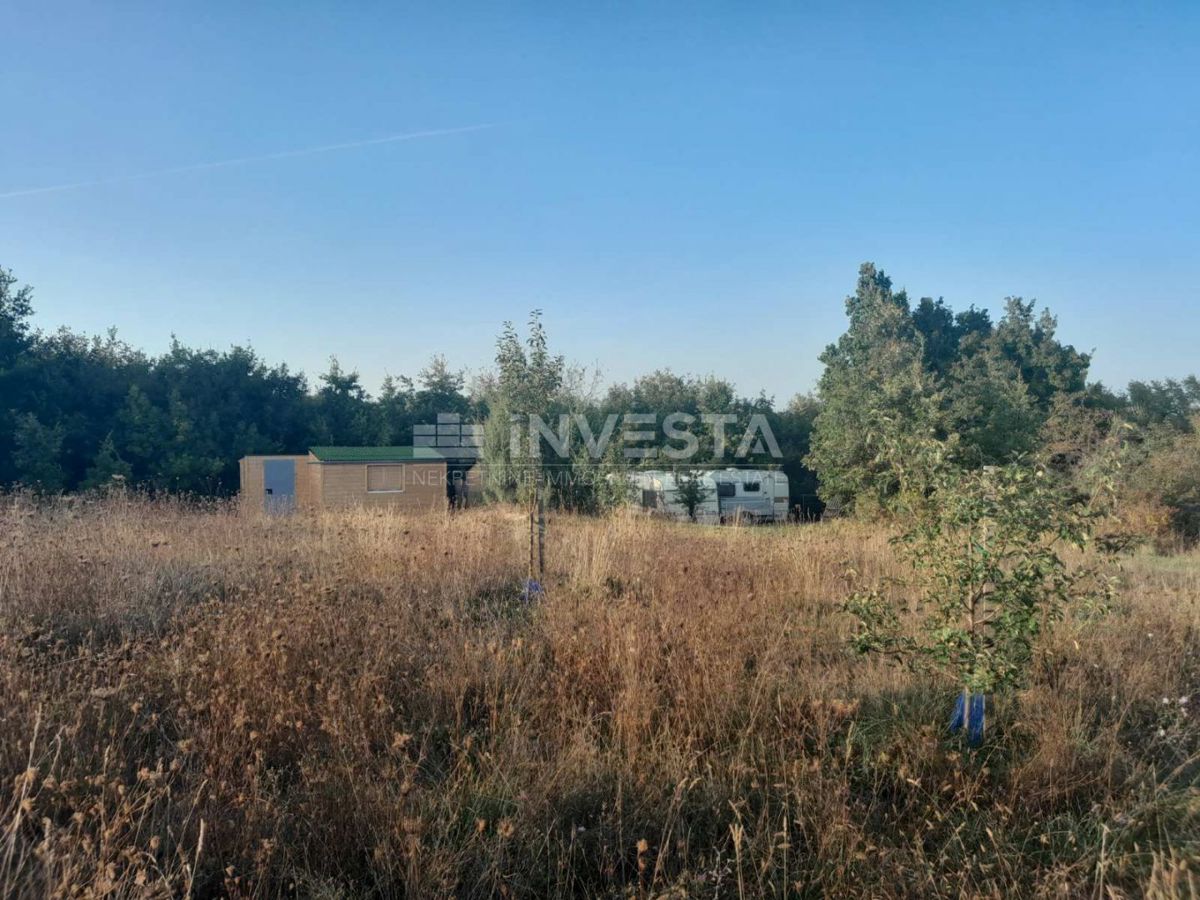 Svetvinčenat, ekološka posest 2.158 m² v srcu Istre