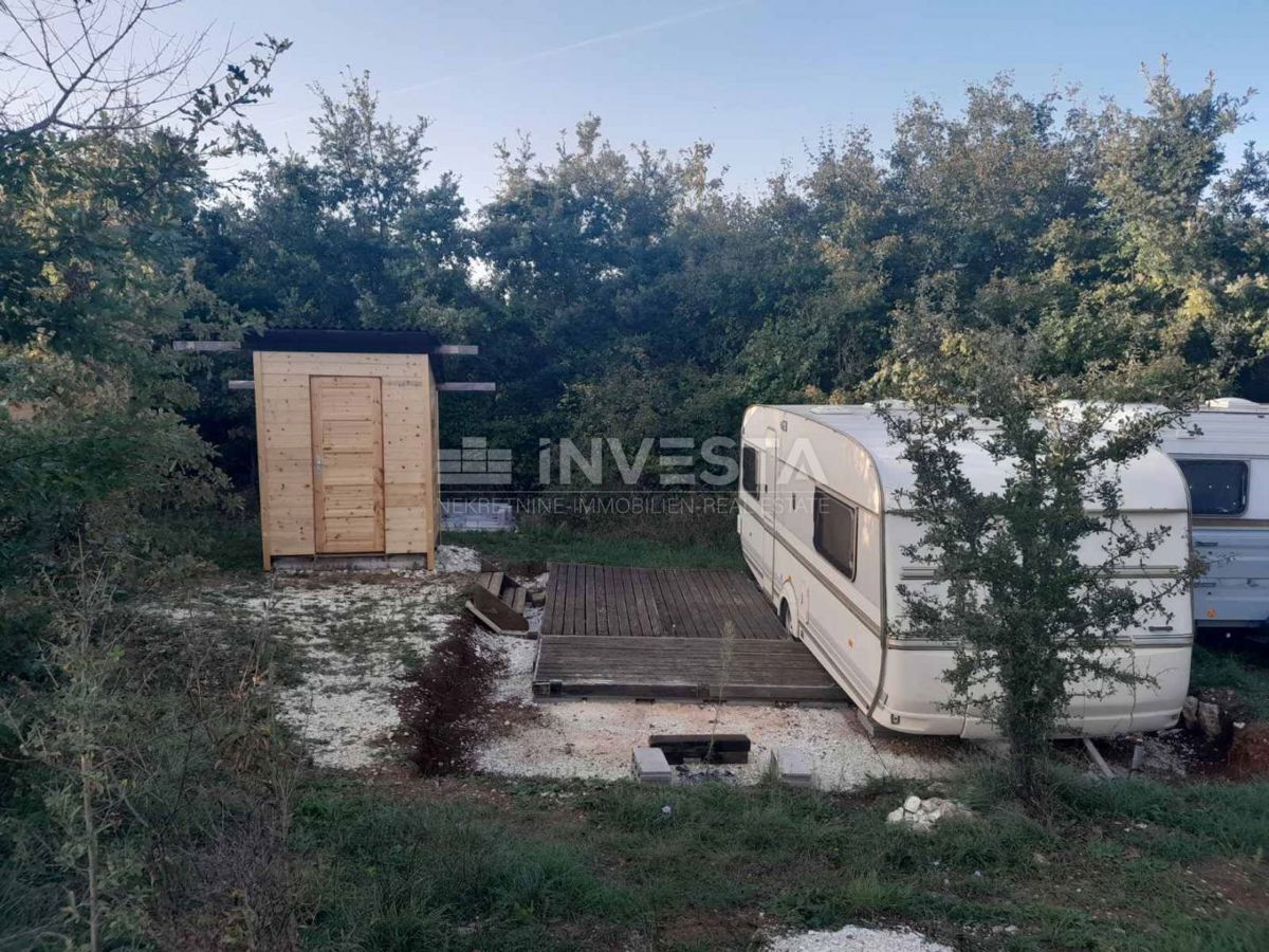 Svetvinčenat, ekološka posest 2.158 m² v srcu Istre