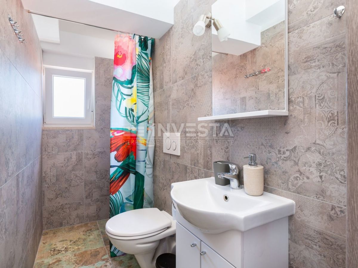 Hrvaška, Istra, Medulin, Apartmajska hiša 630 m², le 100 m od morja, Izjemna lokacija!