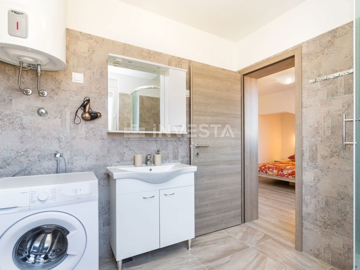 Hrvaška, Istra, Medulin, Apartmajska hiša 630 m², le 100 m od morja, Izjemna lokacija!